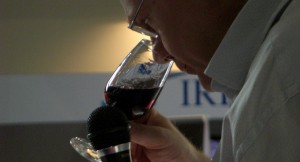 pietro aloisio impegnato in un test sensoriale settore vino